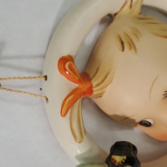 Vintage Hummel Wall Plaque "BA BEE" Girl,  - in GREAT shape!! - Picture 12 of 14